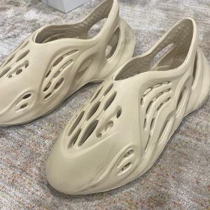 yeezy like foam runners